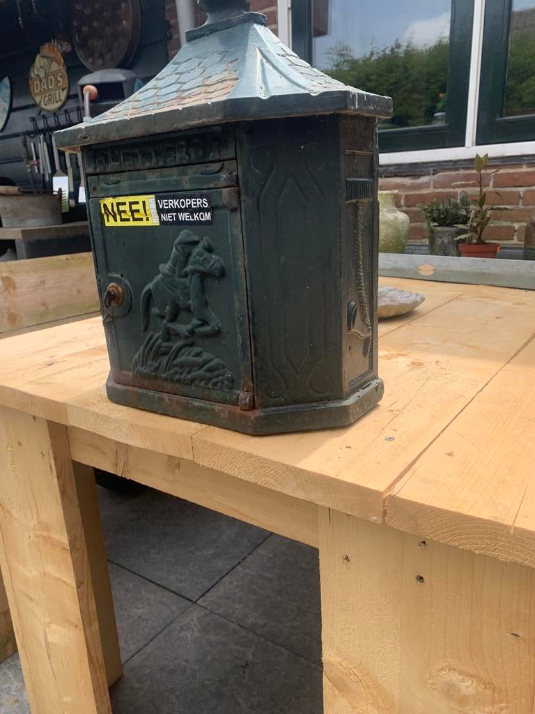 Tekoop een oude brievenbus zwaar metaal kleur groen, Tuin en Terras, Brievenbussen, Ophalen of Verzenden, Zo goed als nieuw