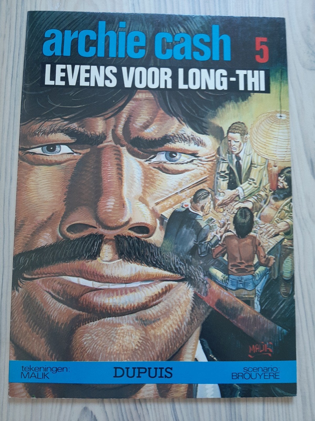 Archie Cash 5: Levens voor Long-Thi - Stripboek, Eén stripboek, Ophalen of Verzenden, Gelezen, Malik (tekeningen), Brouyère (scenario)