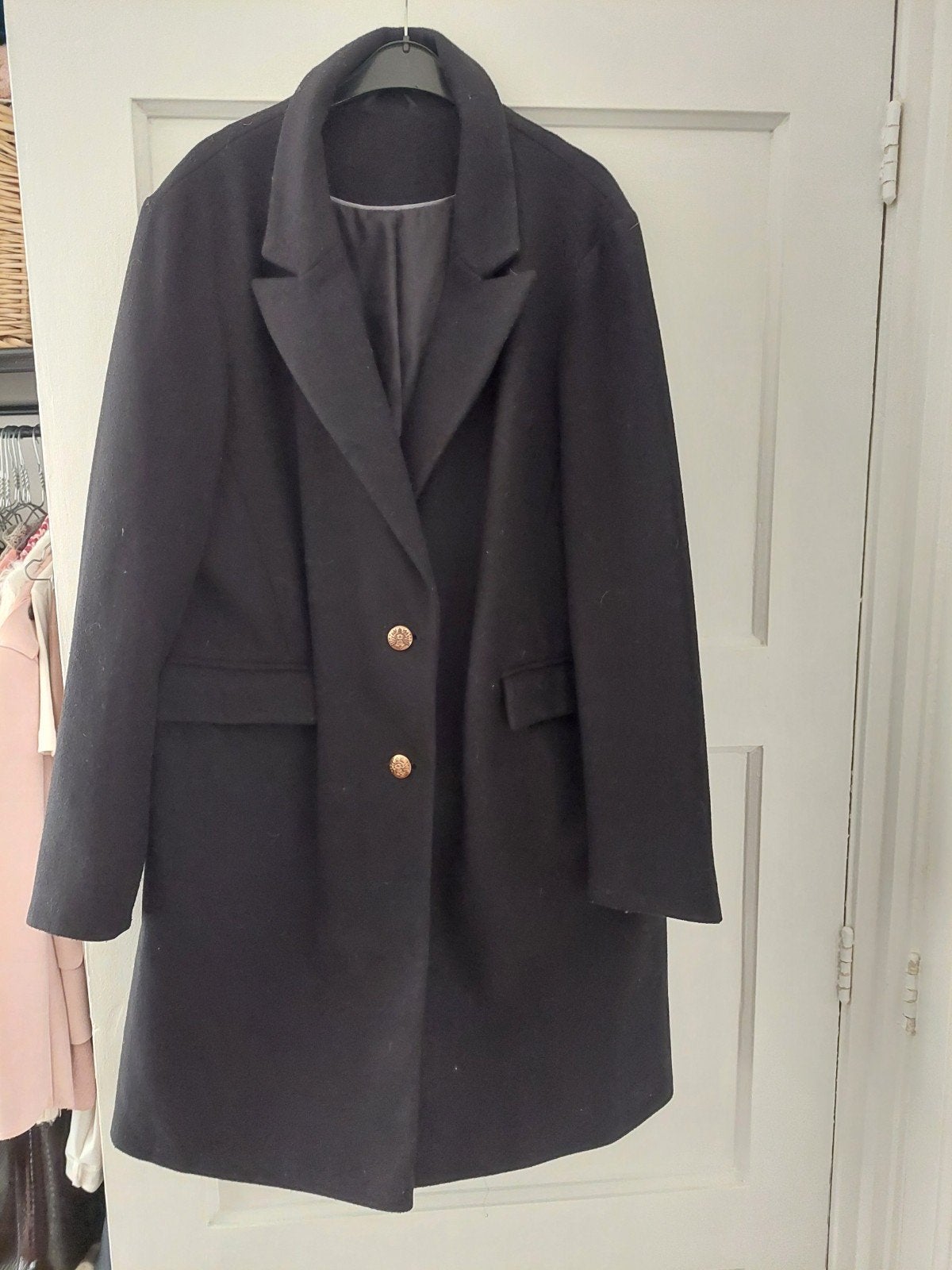 Zwarte Primark jas met gouden knopen - Maat 44, Kleding | Dames, Ophalen, Primark, Zwart, Maat 42/44 (L)
