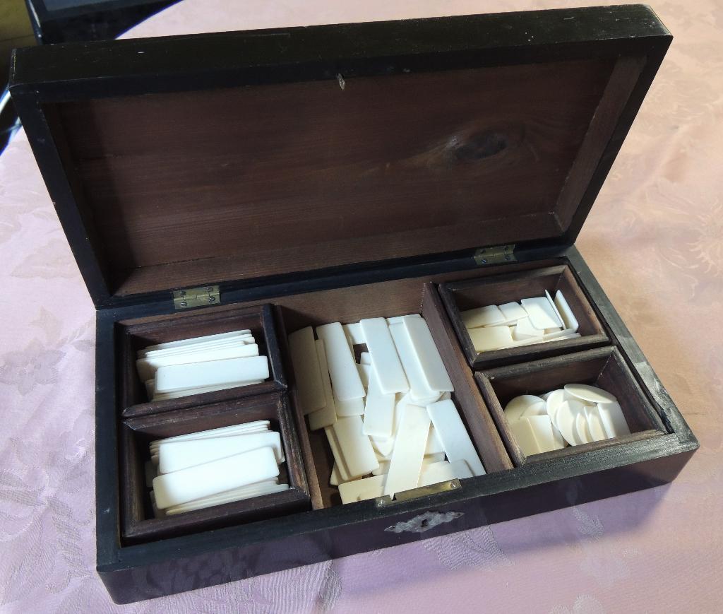Houten doos met benen fiches uit de 50er jaren, Ophalen of Verzenden