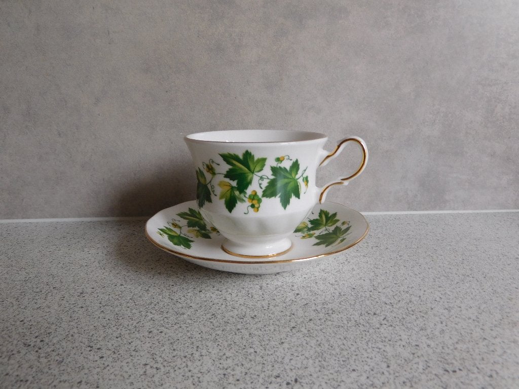 Kop en schotel Fine Bone China Pattern 8640 Queen Anne, Verzamelen, Porselein, Kristal en Bestek, Ophalen of Verzenden, Zo goed als nieuw
