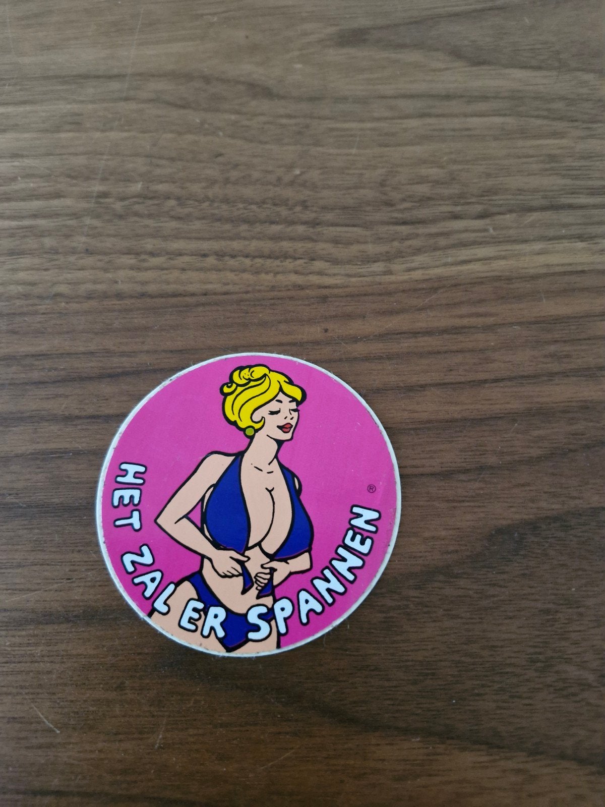 11597 Vintage pin-up sticker "Het zal er spannen", Ophalen of Verzenden, Gebruikt, Overige typen