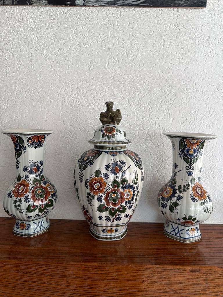 Keramische siervazen, dekselpot delft polychroom handwerk, Antiek en Kunst, Antiek | Vazen, Ophalen