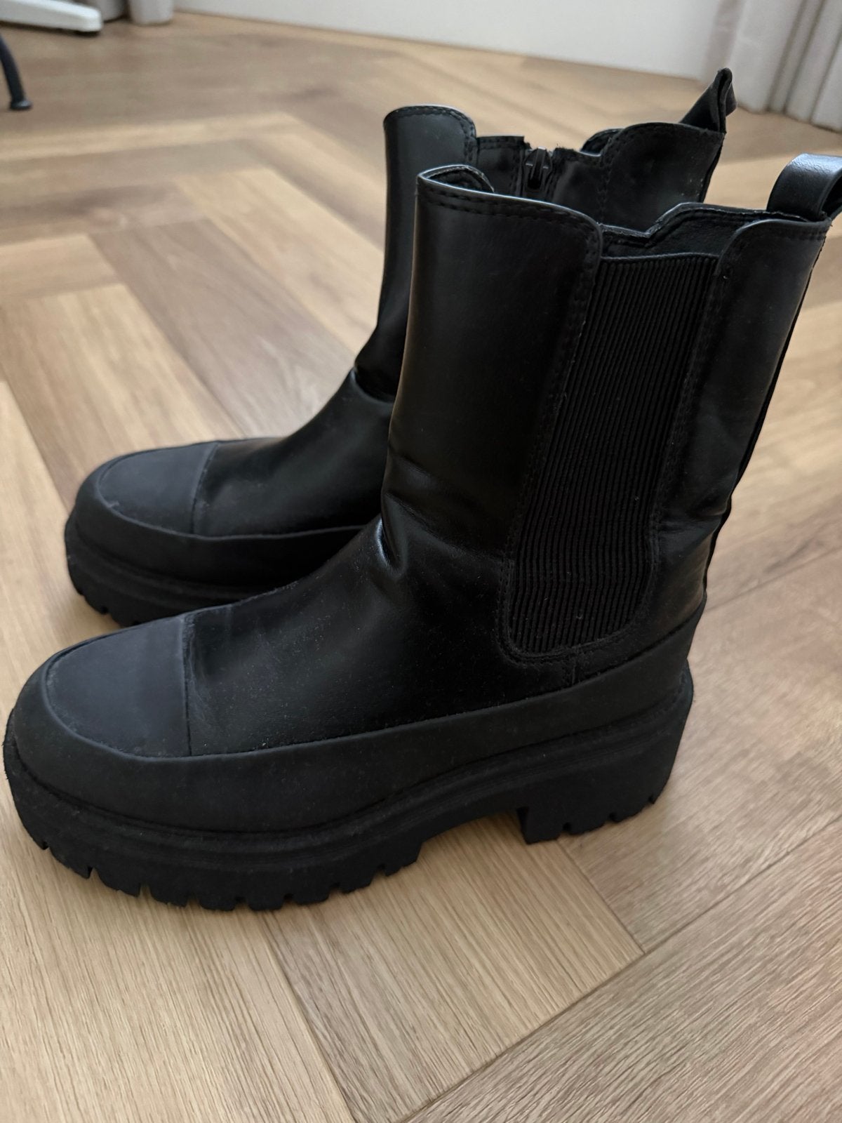 Zwarte Chelsea boots maat 37, Zwart, Lage of Enkellaarzen, Ophalen of Verzenden, Zo goed als nieuw
