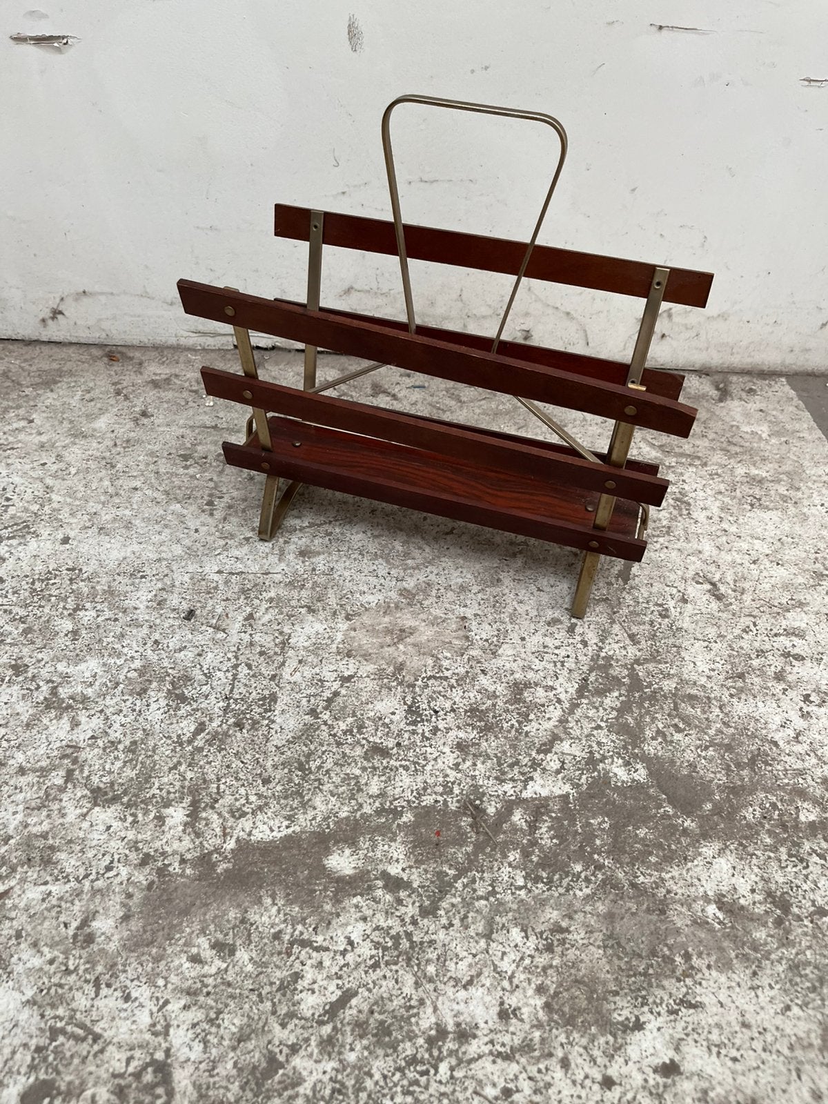 Krantenbak lectuur metaal teak jaren 60 vintage retro €17,50, Gebruikt, Lectuurbak, Hout, Vintage