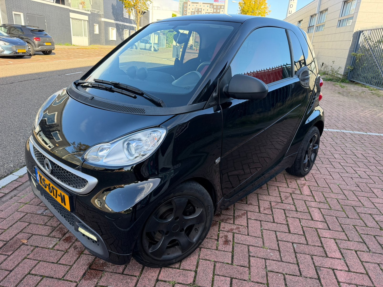 Smart ForTwo 1.0 52KW Coupe MHD AUT 2013 Zwart, Automaat, Achterwielaandrijving, Panoramadak, 18 €/maand