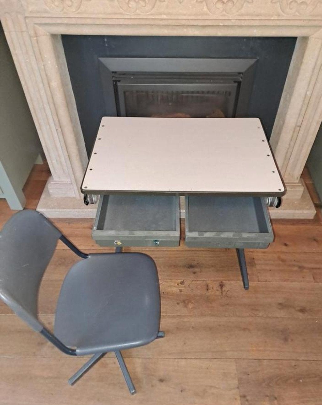 Oude vintage lessenaar met orgineel schoolstoeltje, Ophalen, Gebruikt
