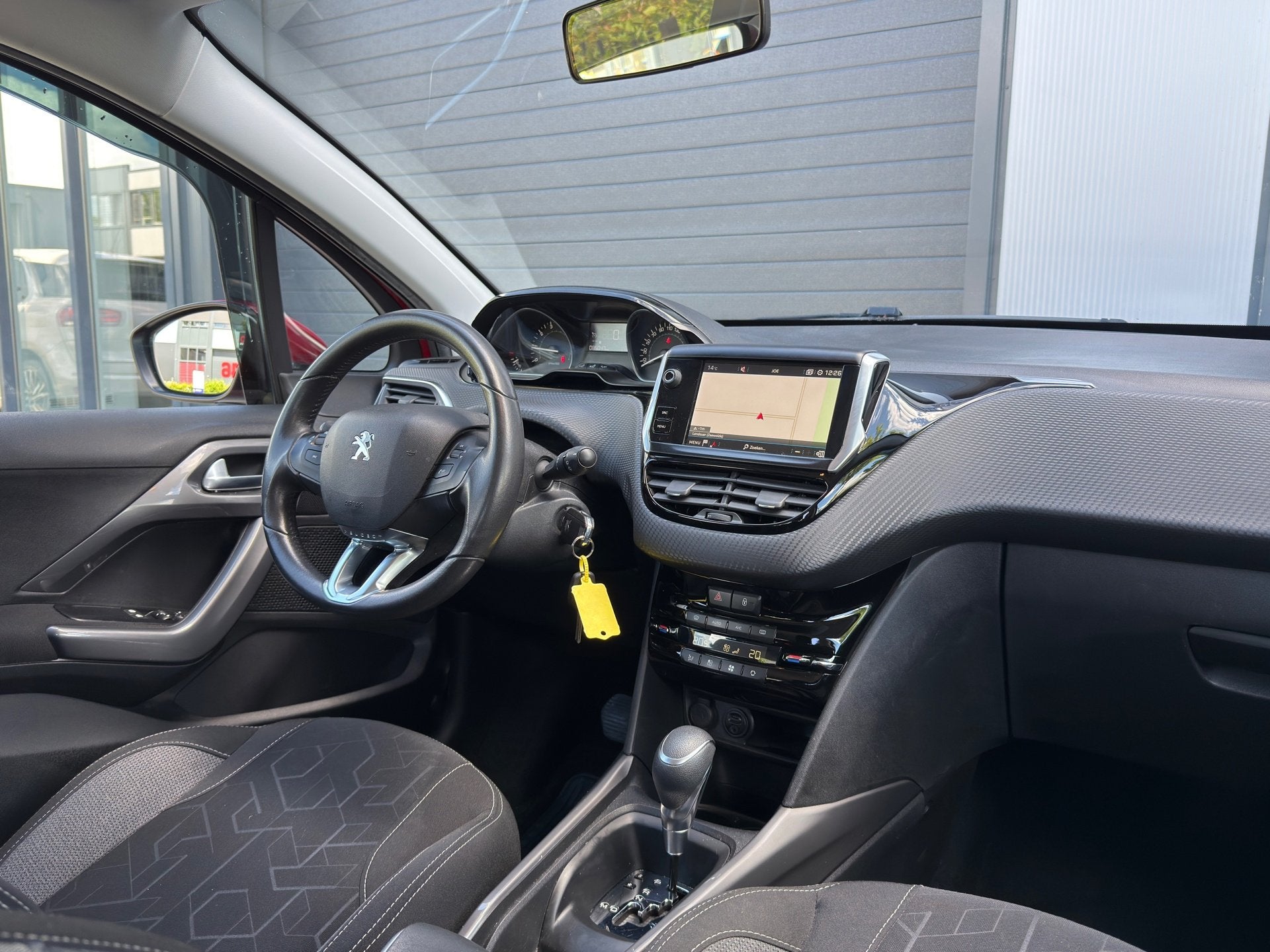 Peugeot 2008 1.2 PureTech Allure / AUTOMAAT /STOELVERWARMING, 450 kg, Gebruikt, Euro 6, 1199 cc