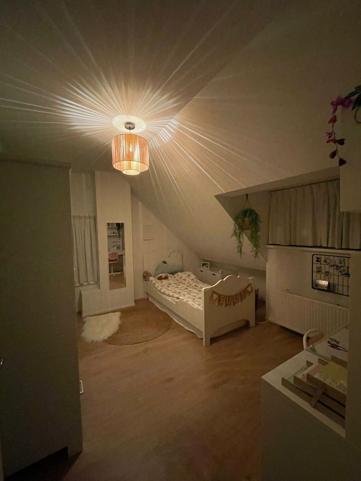 wit houten kinderbed met hartje, lattenbodem (oprolbaar), Ophalen, 85 tot 100 cm, Gebruikt, Matras