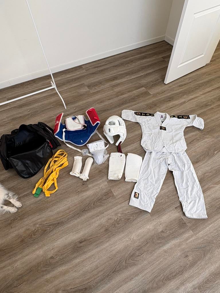Complete Taekwondo uitrusting - Zo goed als nieuw, Ophalen, Taekwondo, Vechtsportpak, Maat M