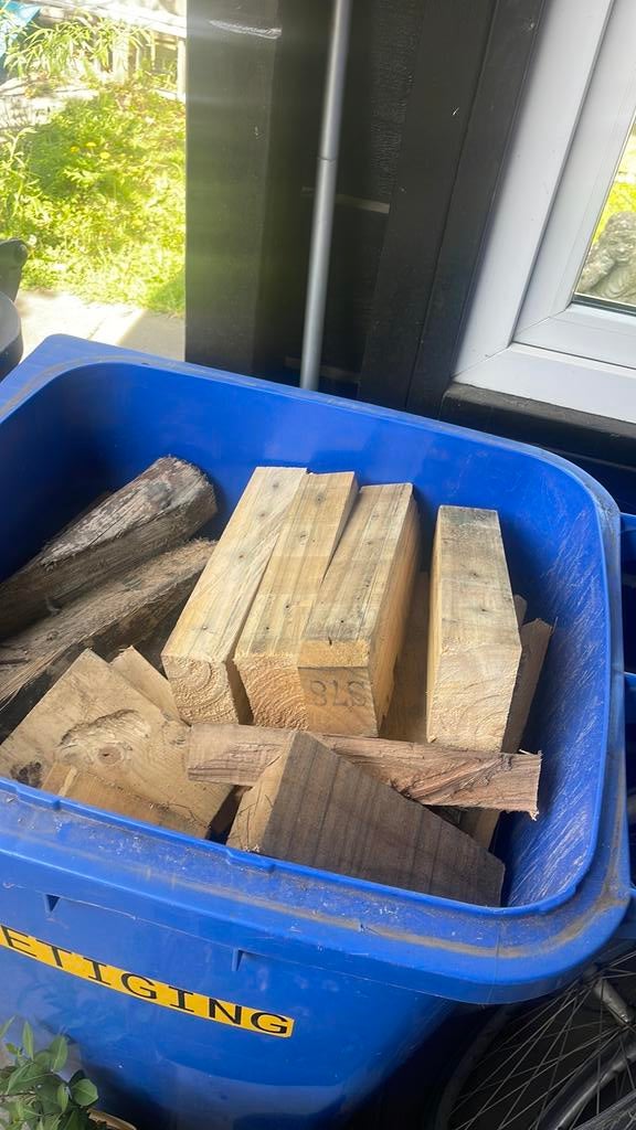 Kliko met droog openhaard hout, Ophalen