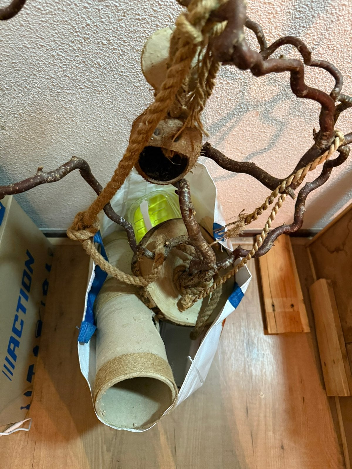 Bigshopper met vogelspullen inclusief vogelboom, Dieren en Toebehoren, Ophalen of Verzenden, Zo goed als nieuw