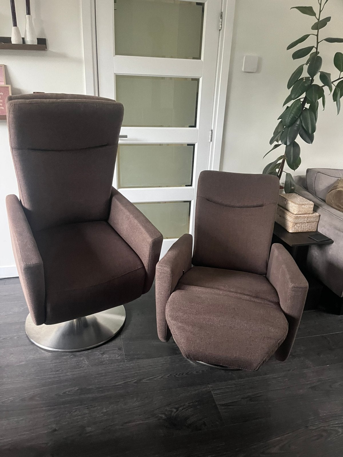 Setje 2 Prominent Relaxfauteuils 1 Sta op Stof Bruin Taupe M, Ophalen, Minder dan 75 cm, Zo goed als nieuw, Stof