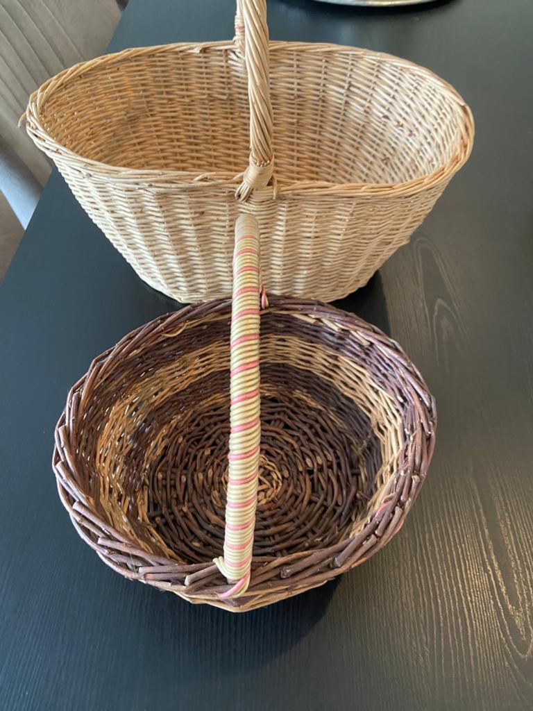 2 rieten manden met hengsel, Huis en Inrichting, Woonaccessoires | Schalen en Manden, Ophalen, Gebruikt, Mand, Rond