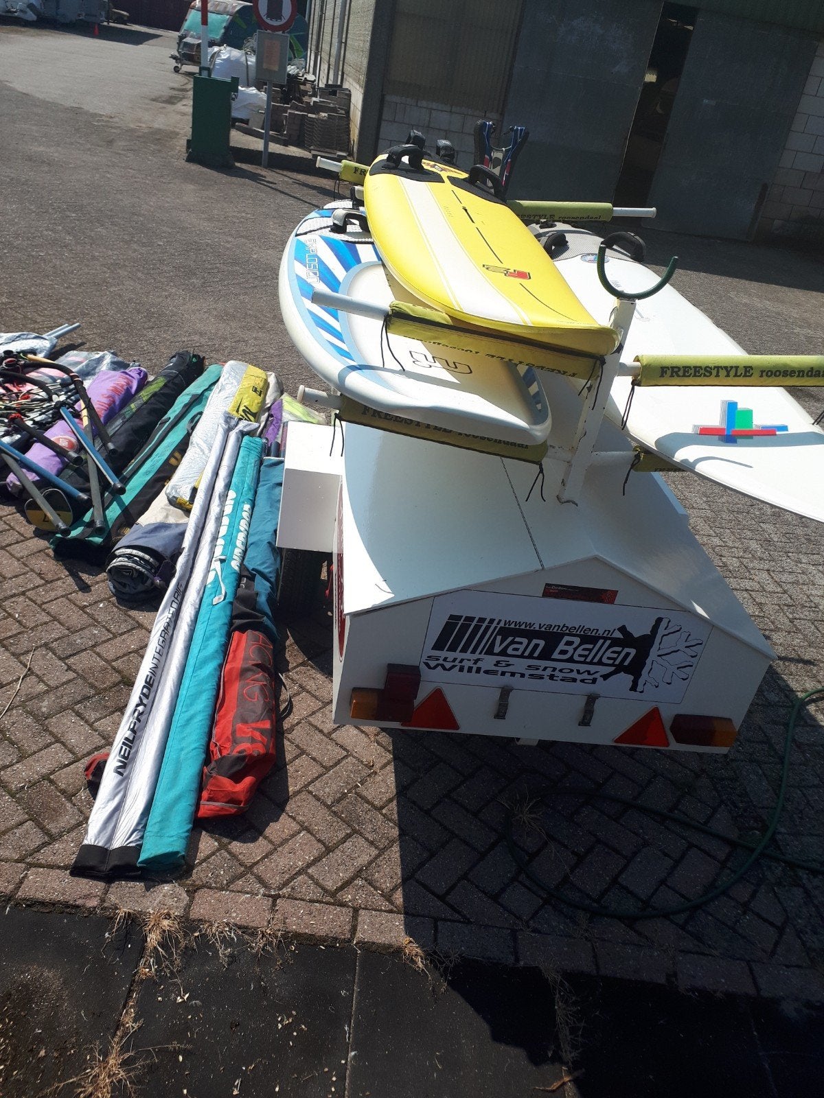 Surfaanhanger met opbergruimte en rekken, Ophalen