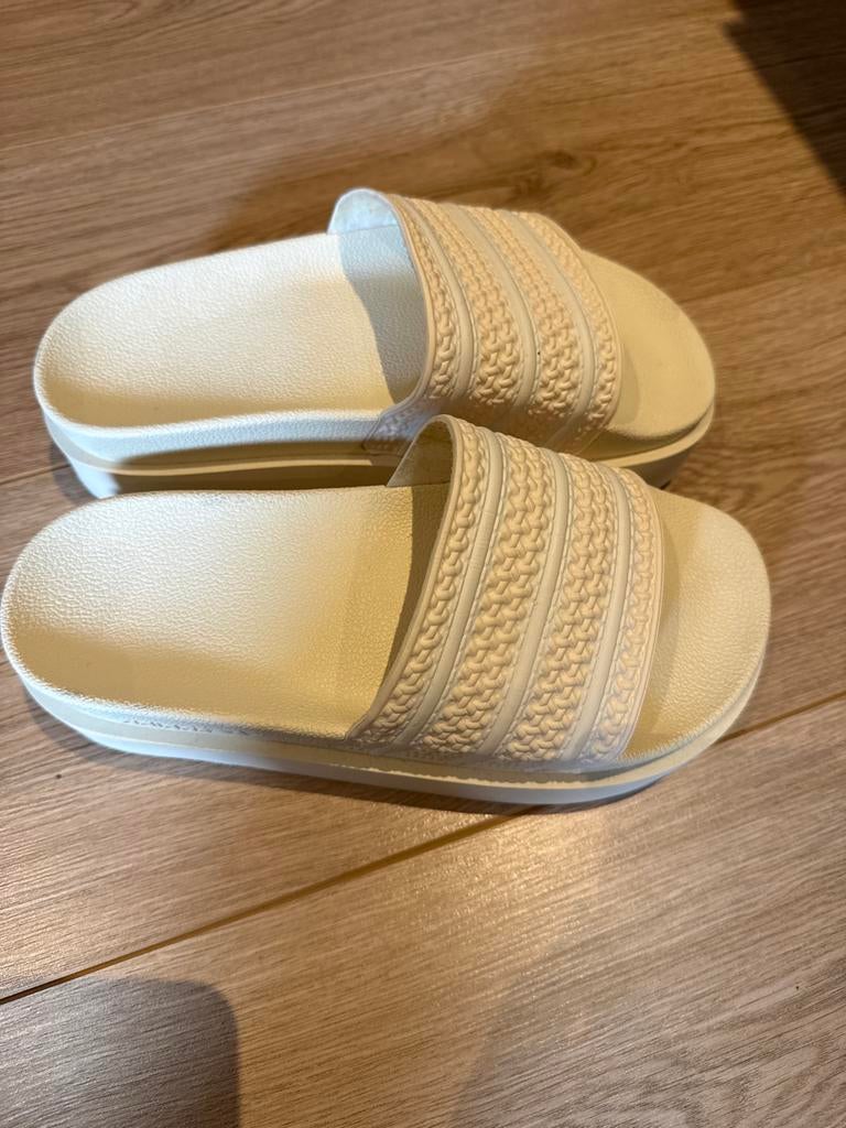 Adidas Adilette Slippers - Crème/Wit, Kleding | Dames, Schoenen, Zo goed als nieuw, Slippers, Wit, Ophalen