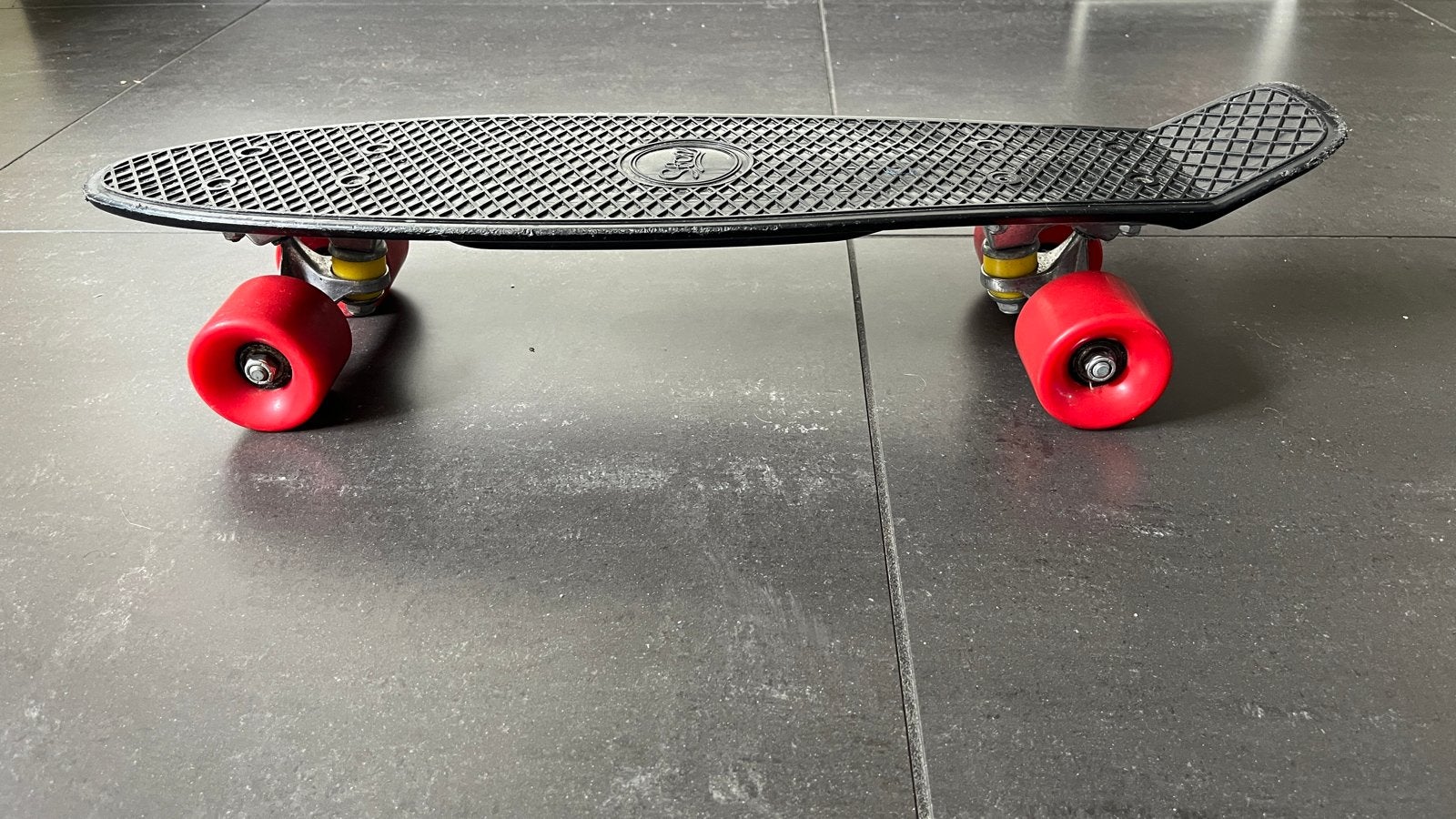 Zwart skateboard met rode wielen, Ophalen, Zo goed als nieuw, Skateboard