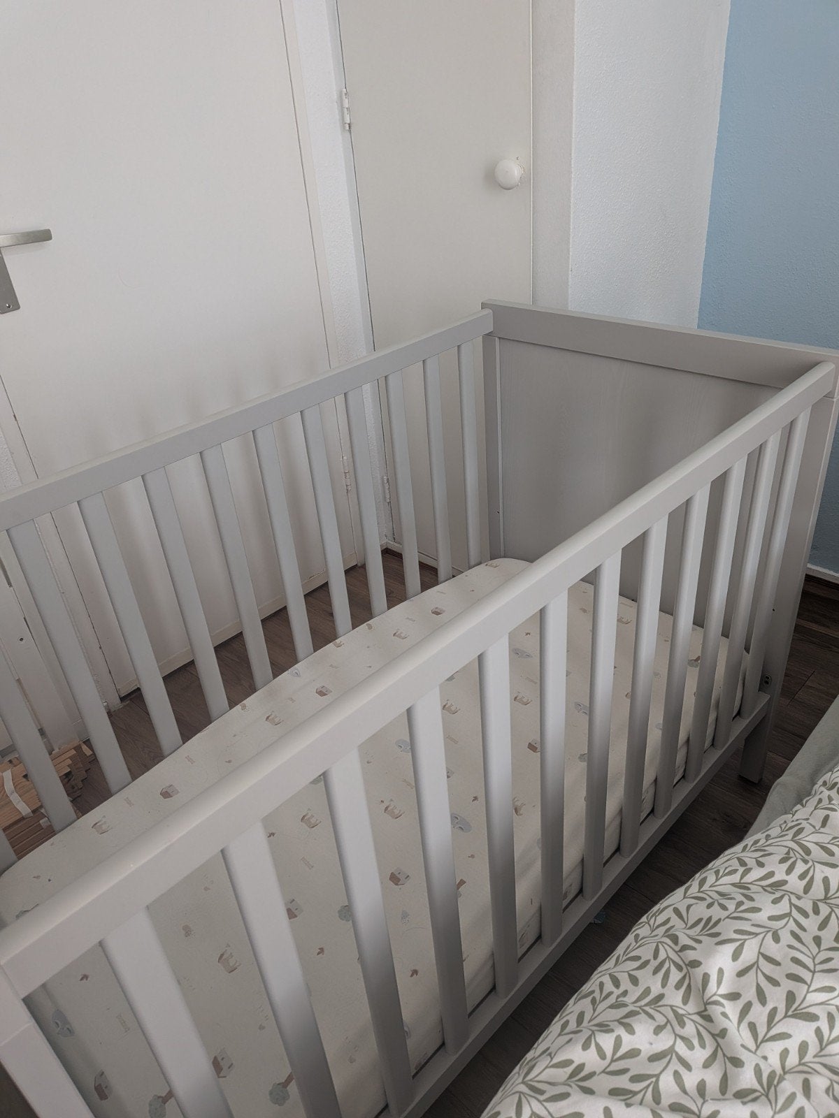 Stylish grey crib with mattress, Kinderen en Baby's, Babywiegjes en Ledikanten, Ophalen, Zo goed als nieuw, Ledikant