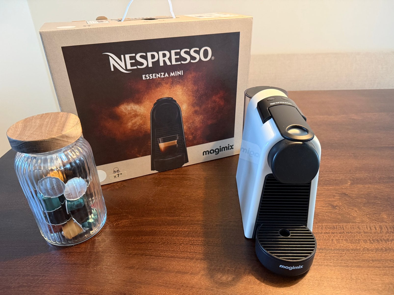 Nespresso Essenza Mini Wit met extra cups - In nieuwstaat, Koffiemachine, Ophalen of Verzenden, Zo goed als nieuw, 1 kopje