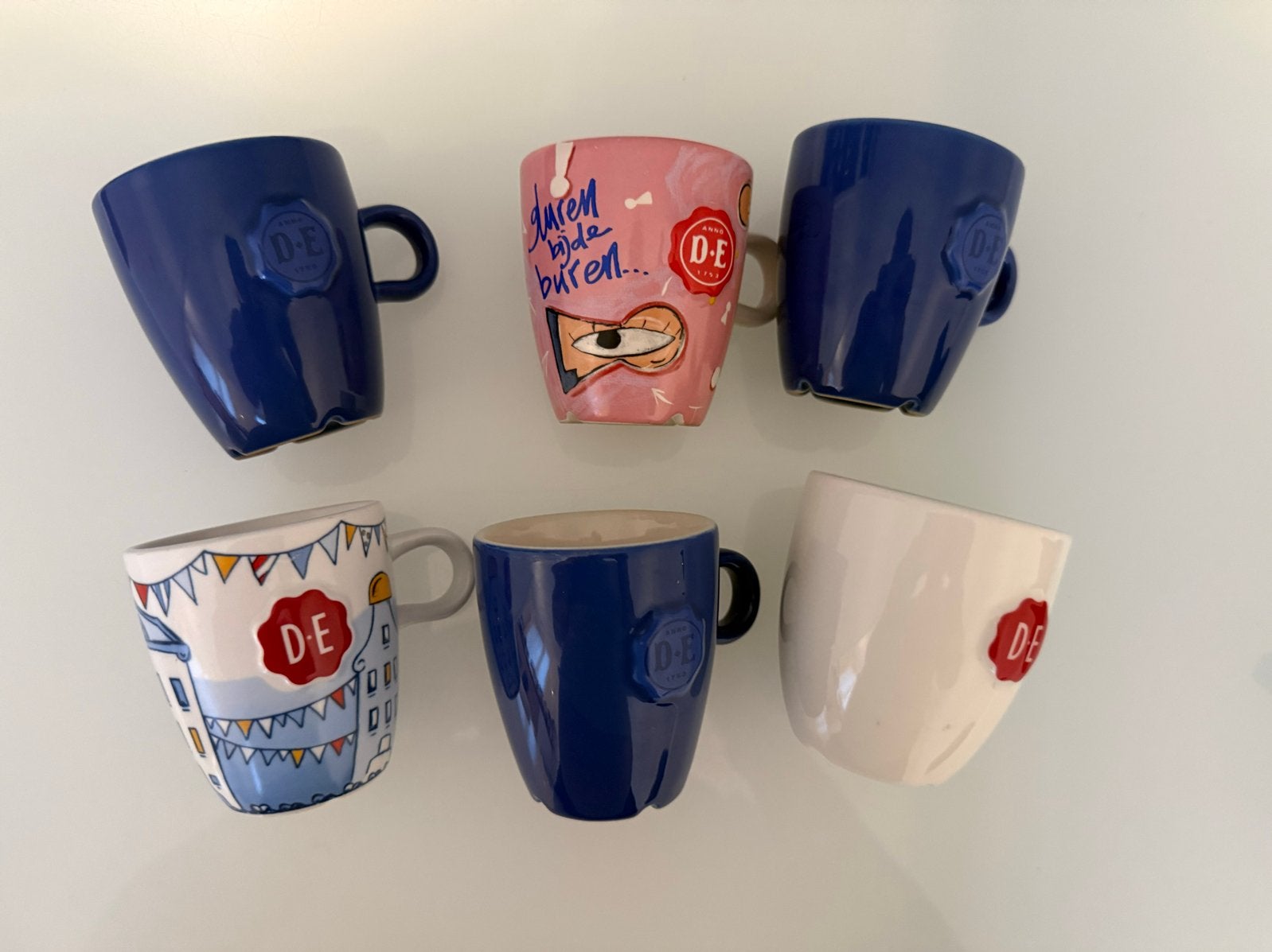 Diverse Douwe Egberts mokken - 6 stuks, Gebruikt, Overige merken, Keramiek, Overige stijlen