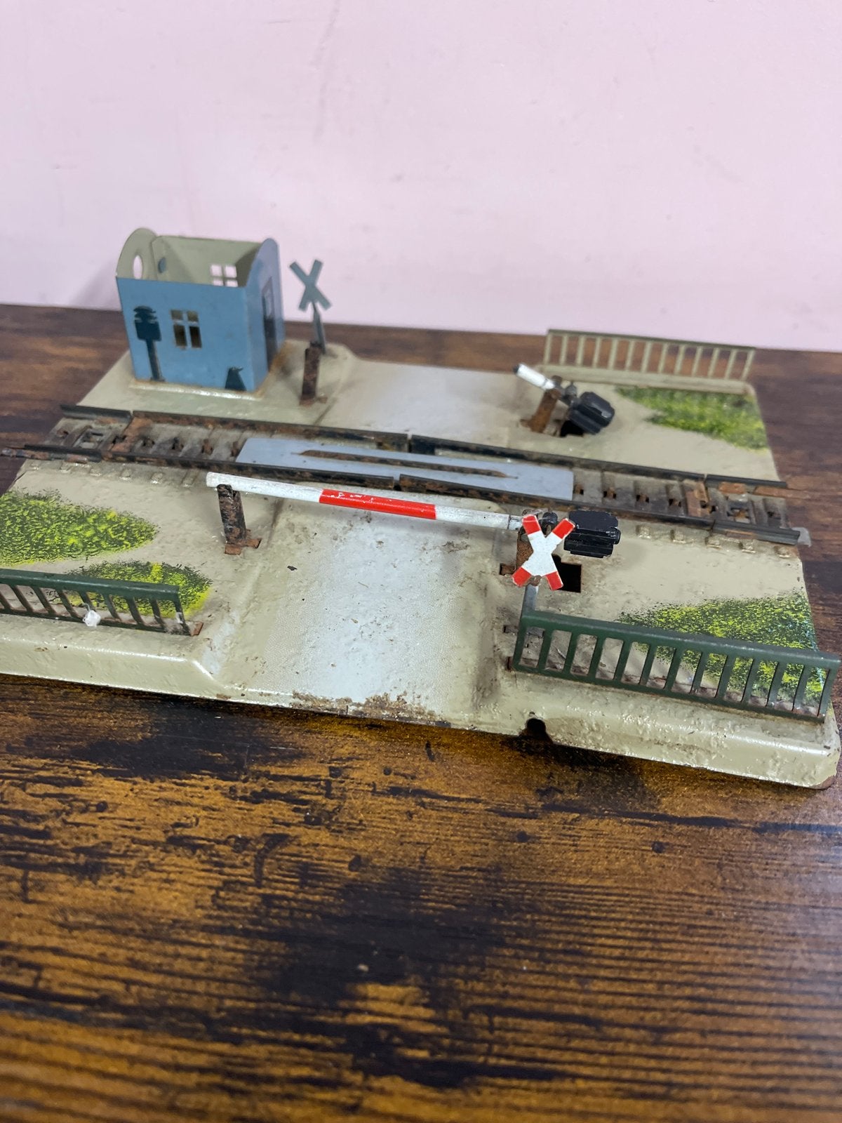 Märklin Spoorwegovergang met slagbomen en seinhuisje, Wisselstroom, Gebruikt, Overige typen, Ophalen of Verzenden