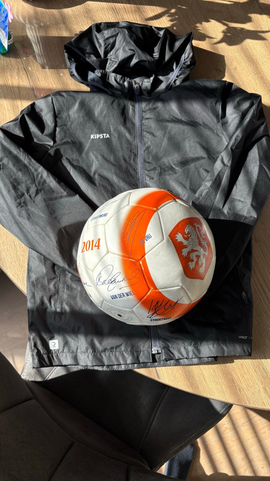 Voetbal regenjasje met bal - Kipsta Decathlon, Maat XS of kleiner, Ophalen, Zo goed als nieuw, Set