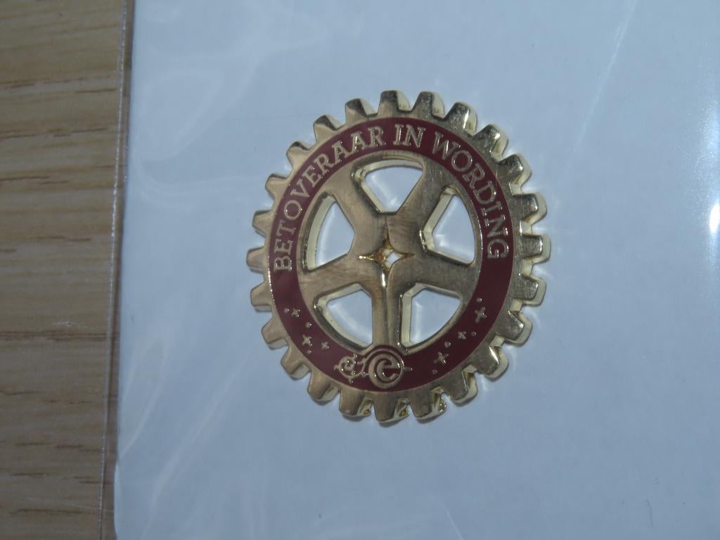 Efteling personeel pin Betoveraar in Wording., Verzamelen, Efteling, Nieuw, Button of Speldje, Ophalen