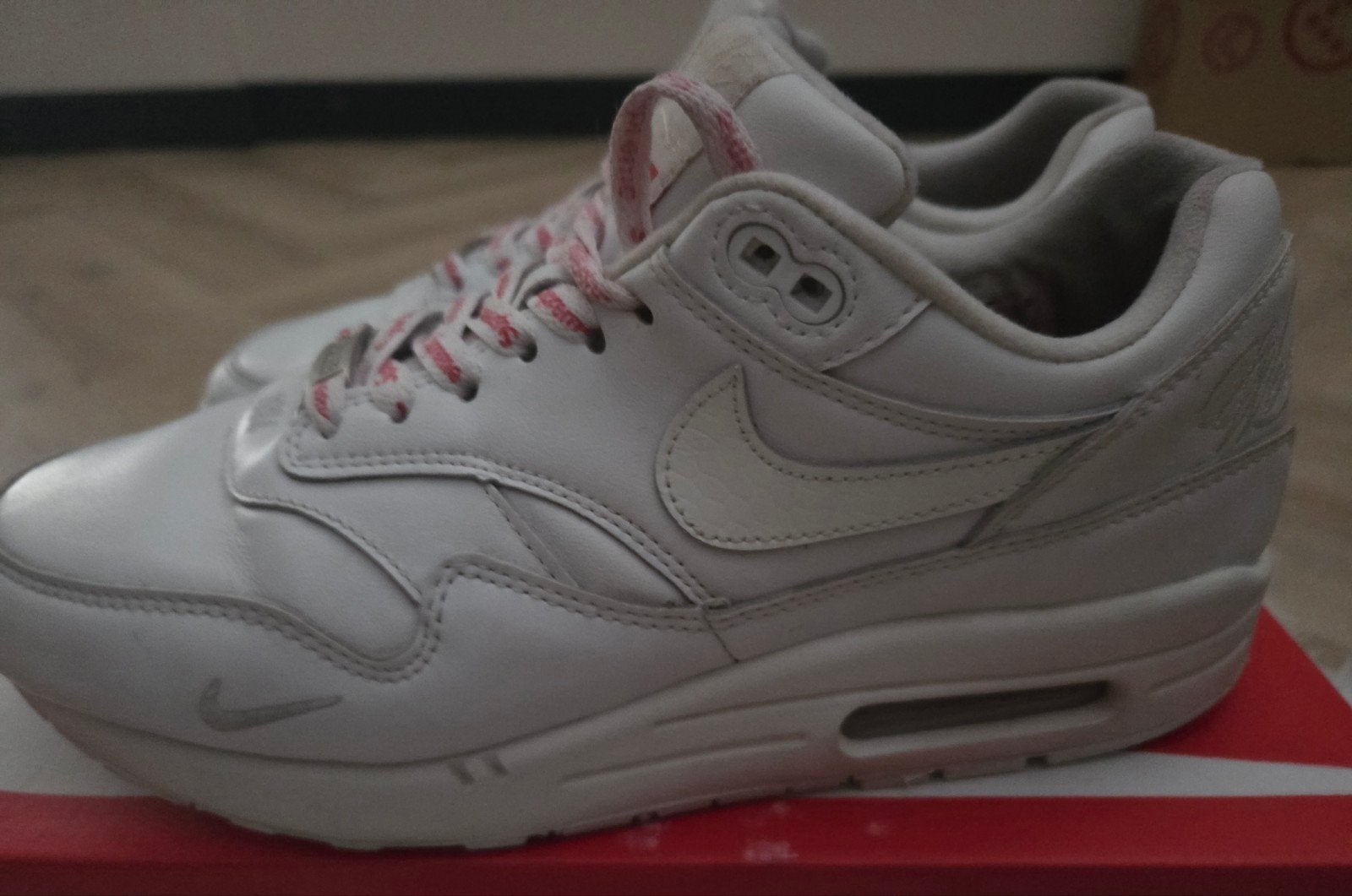 Nike Air Max 1 x Supreme '1994' Witte Sneakers, Kleding | Heren, Schoenen, Ophalen of Verzenden, Zo goed als nieuw, Nike air max