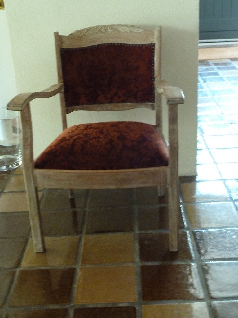 Antieke houten stoel met fluwelen bekleding, Ophalen