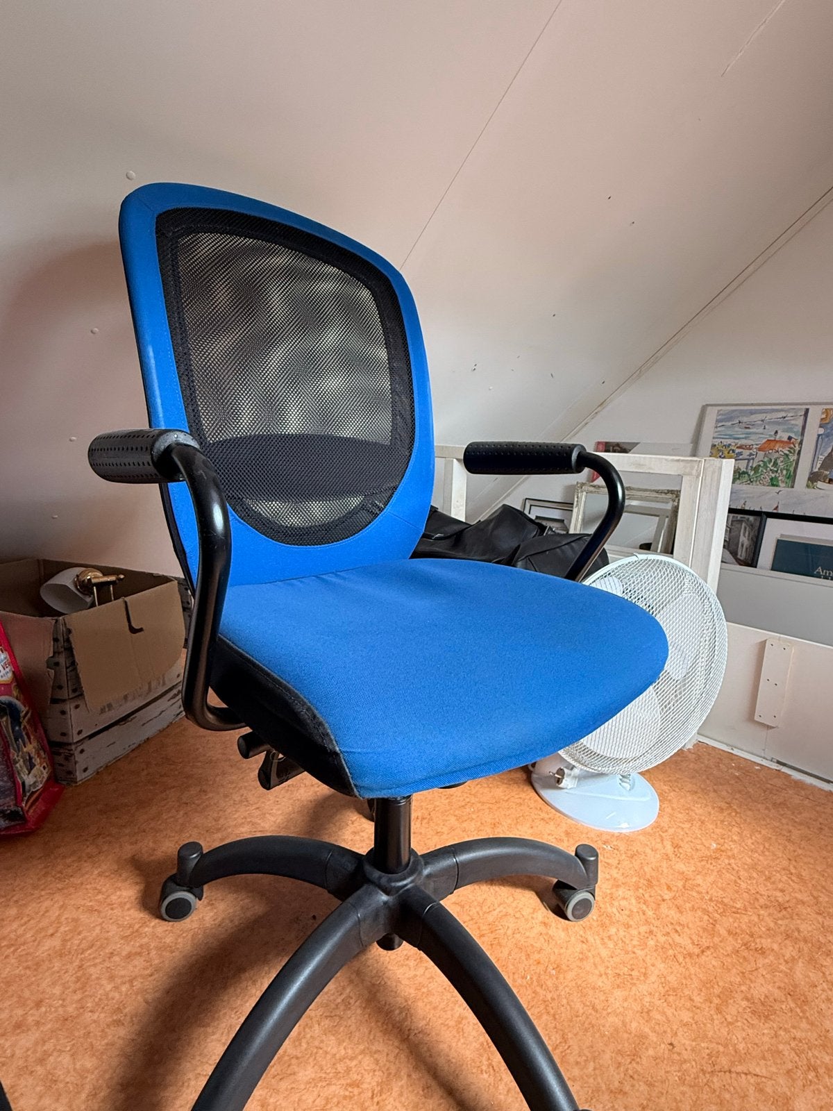 Gebruikte blauwe bureaustoel met mesh rugleuning, Ophalen, Gebruikt, Blauw, Bureaustoel