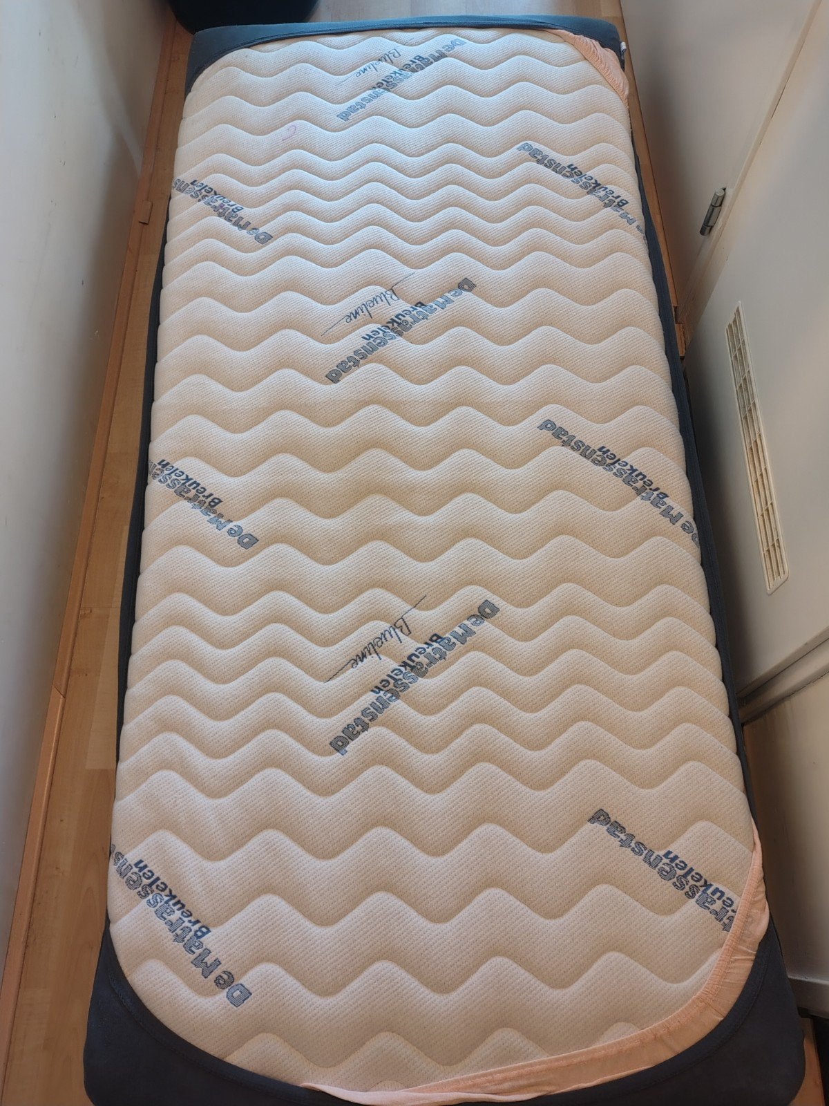 Single bed mattress white color its clean, Ophalen of Verzenden, Eenpersoons
