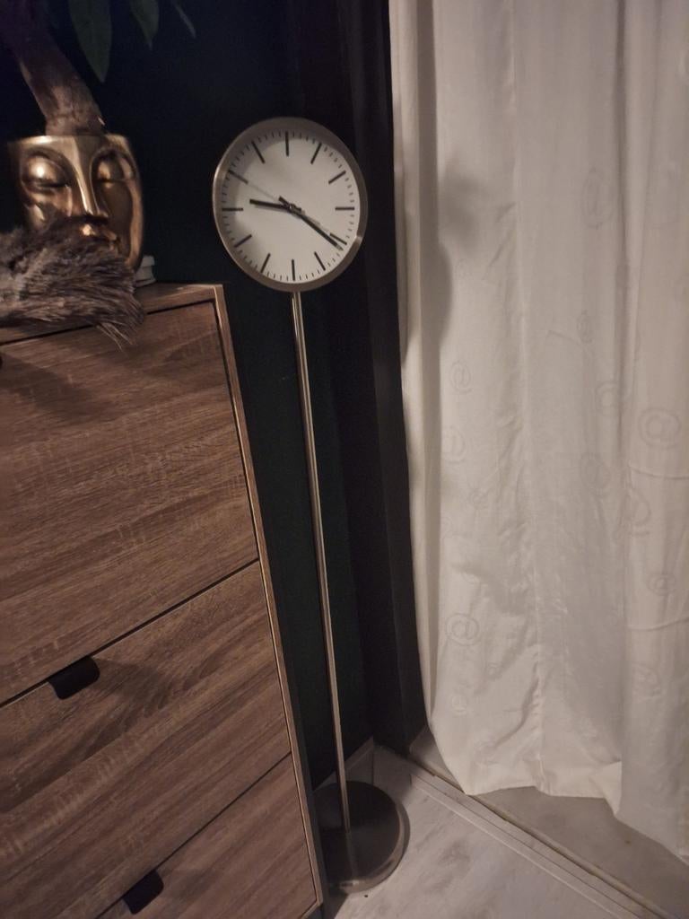 Nette Klok op voet rvs, Huis en Inrichting, Woonaccessoires | Klokken, Ophalen of Verzenden, Gebruikt, Analoog, Staande klok