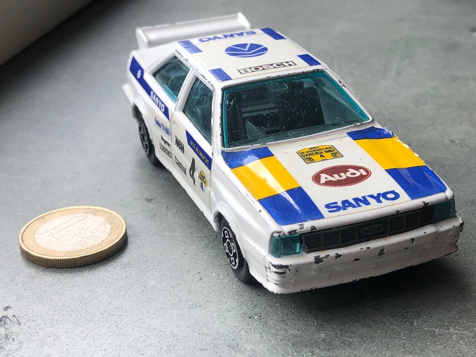Burago Audi Quattro Stig Blomqvist nummer 4 Team Sanyo 1:43, Ophalen of Verzenden, Gebruikt, Auto, Overige merken