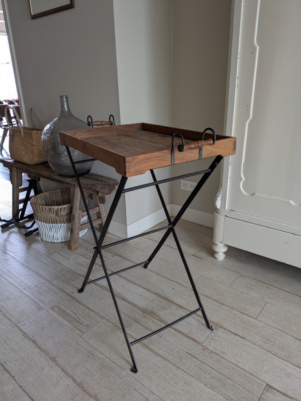 Vintage houten dienbladtafel met metalen onderstel, Ophalen, Gebruikt, Vintage, Landelijk, Industrieel, 55 tot 75 cm