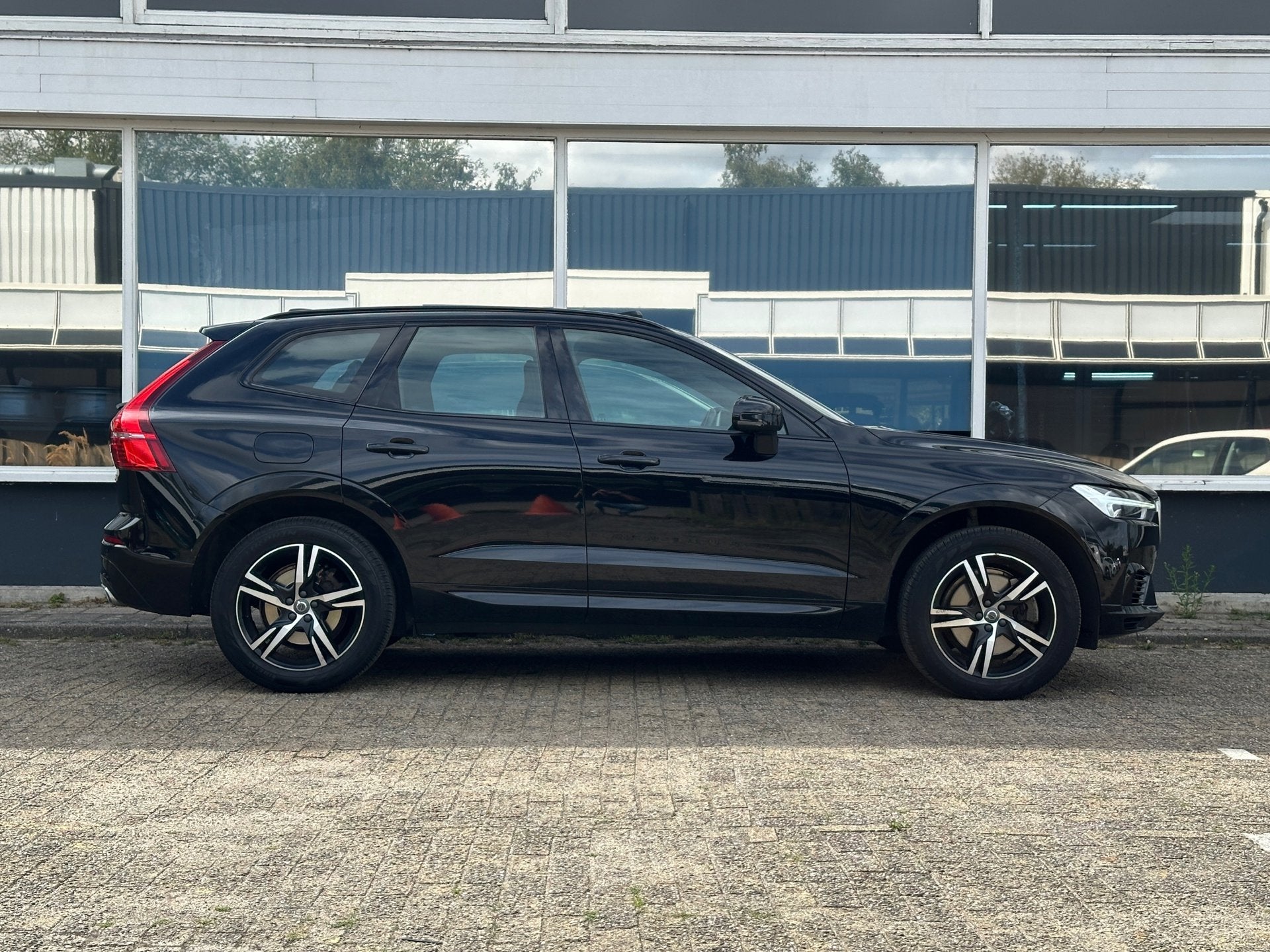 Volvo XC60 2.0 T8 Twin Engine AWD R-Design/PANO/360/CARPLAY/, Automaat, Gebruikt, 4 cilinders, 1969 cc