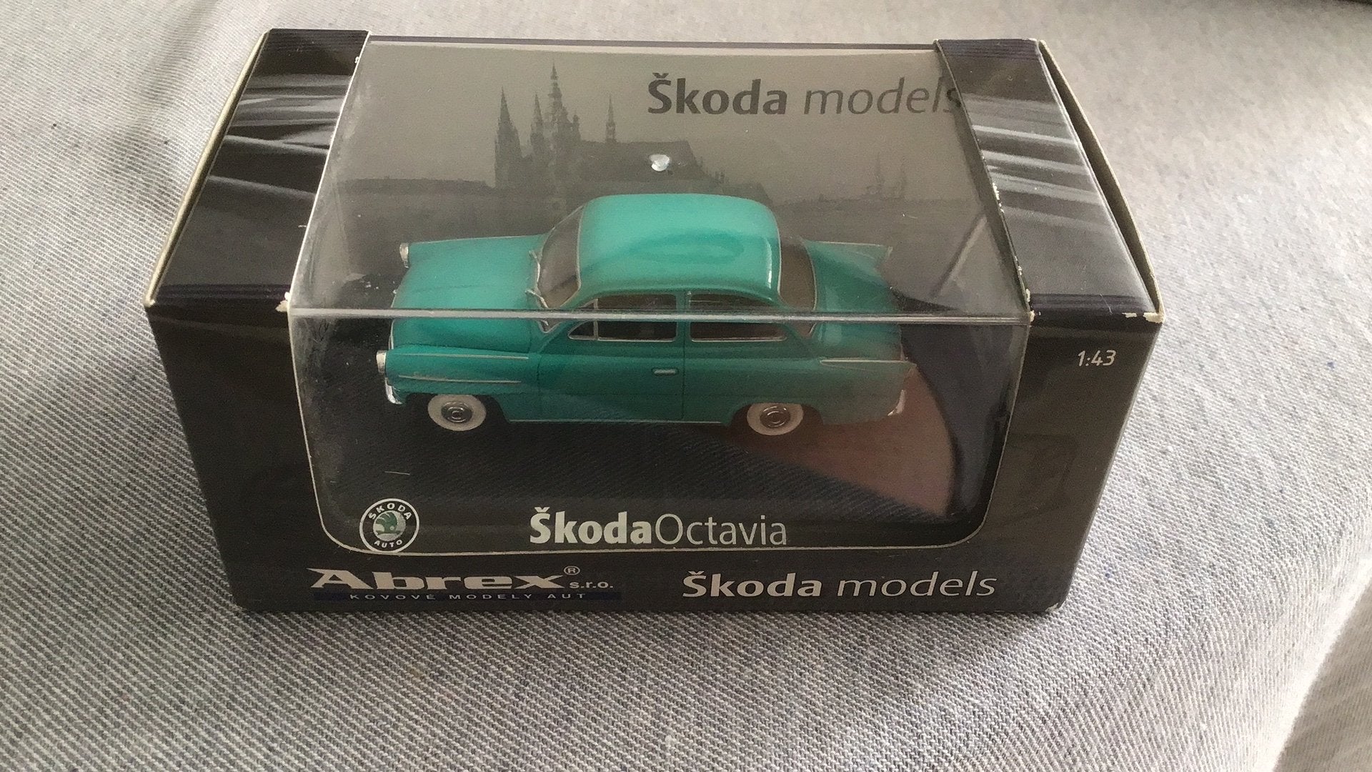 SKODA OCTAVIA TJECHIE OUDER MODEL NW + VITRINE ABREX IS 👌👌, Hobby en Vrije tijd, Modelauto's | 1:43, Nieuw, Auto, Overige merken