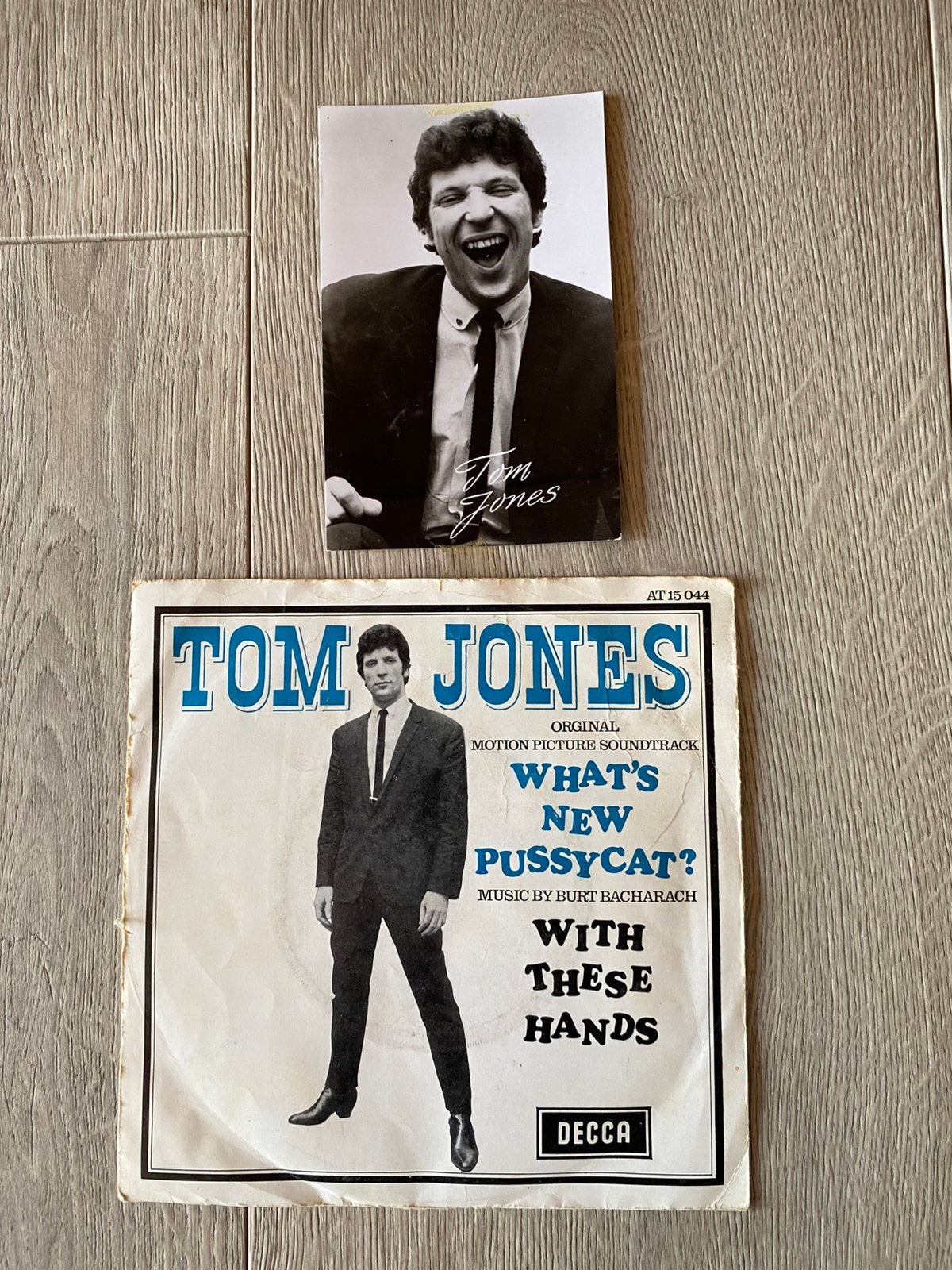 Tom Jones - What’s New Pussycat? Decca single + foto, Ophalen of Verzenden, Gebruikt, Pop