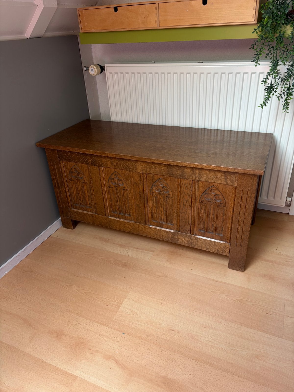 Antieke eikenhouten kist met gotische details, Ophalen