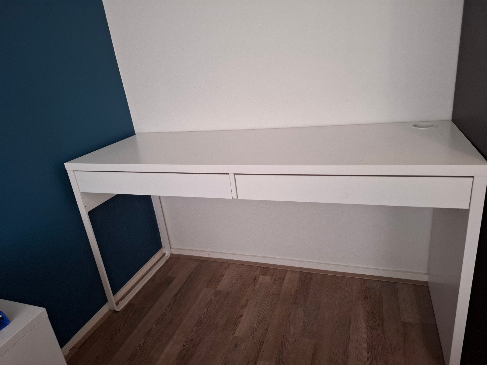 IKEA Micke bureau wit met 2 lades en kabelgoot, Spaanplaat of MDF, Ophalen of Verzenden, Zo goed als nieuw, IKEA