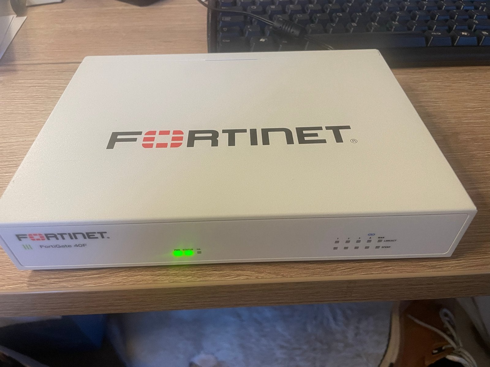 Fortinet FortiGate 40F Firewall/Router FG-40F, Computers en Software, Routers en Modems, Ophalen of Verzenden, Zo goed als nieuw