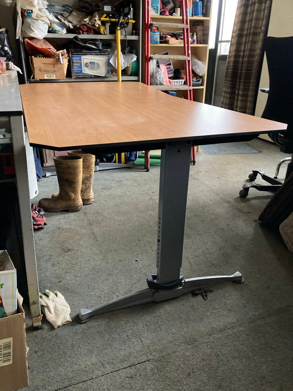 Modern in hoogte verstelbaar bureau met luxe blad, Ophalen, Zit-sta bureau, Gebruikt, Hout