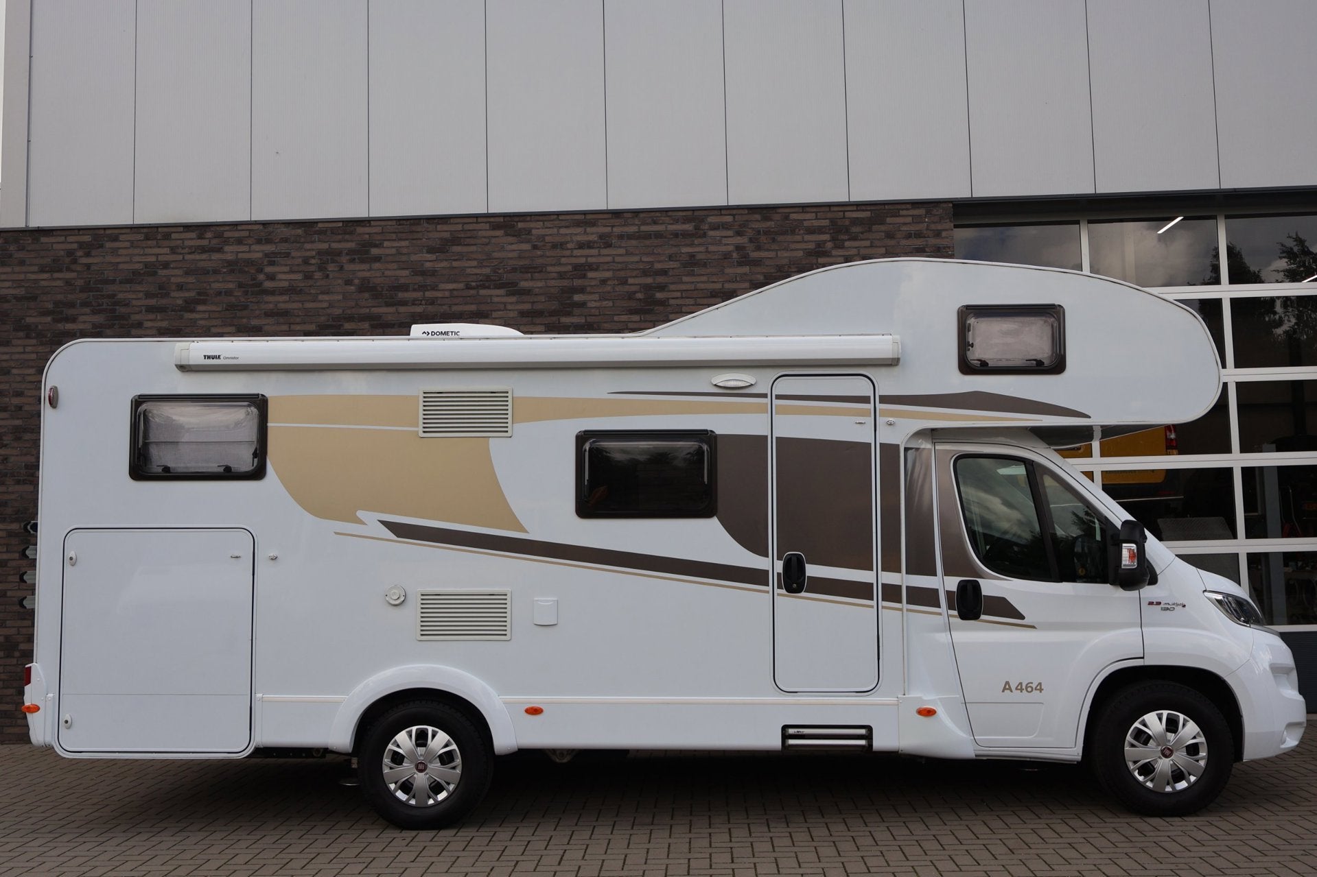 Capron A 464 Gezinscamper| Airco | Levelsysteem | Bearlock |, Airbags, Bedrijf, Navigatie, Carado