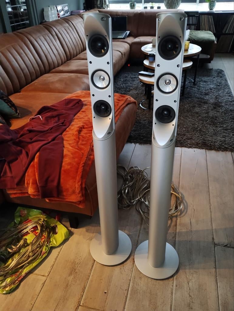 2 Kef HTS5001 speakers inclusief de hoge stands 100Wrms@8ohm