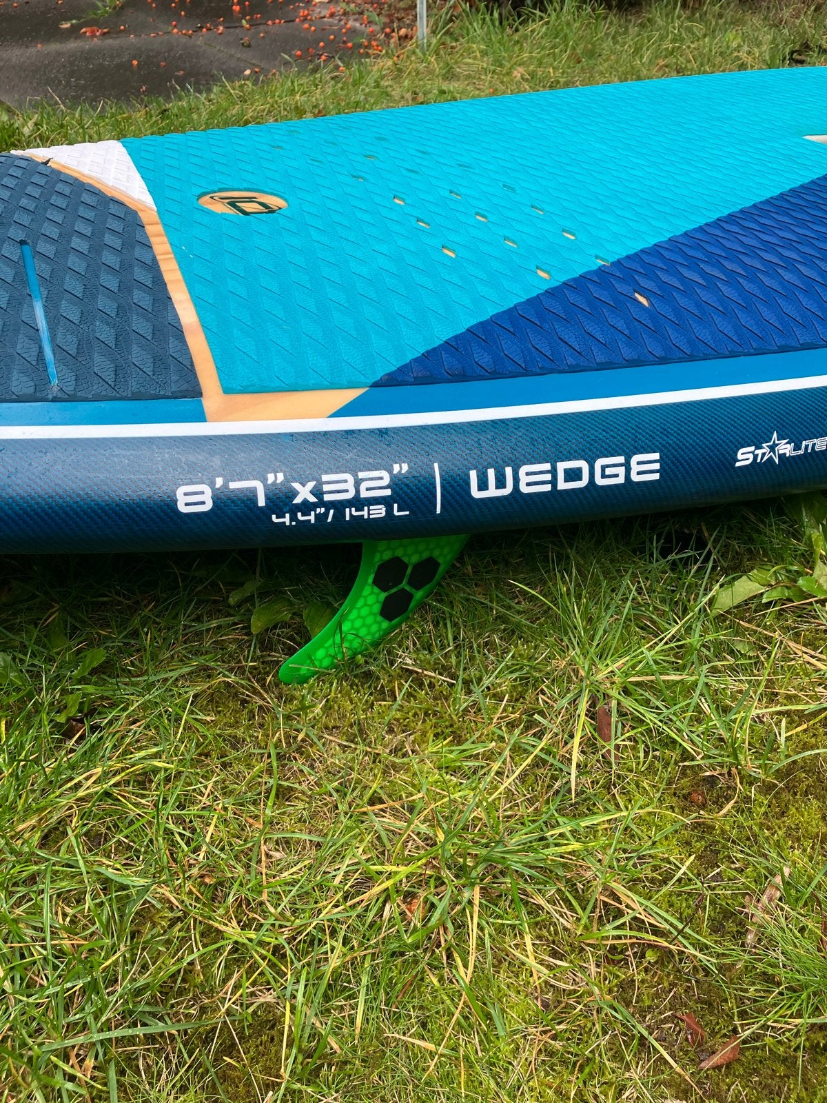 Starboard Wedge 8'7 x 32 SUP Board - Zo goed als nieuw, Watersport en Boten, Ophalen, Zo goed als nieuw, Overige typen, Met vinnen