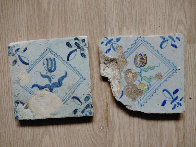 2 x 17e eeuwse polychrome/blauwe TULP  tegel Beschadigd, Antiek en Kunst, Ophalen of Verzenden