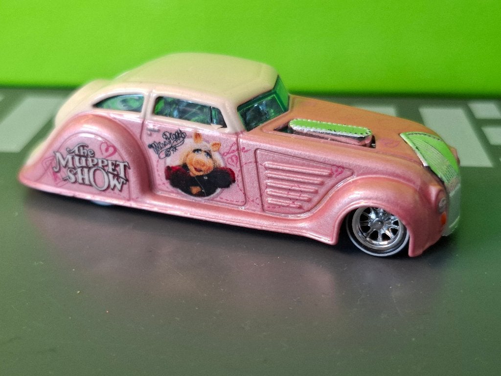 Hotwheels - 1934 Chrysler Airflow Miss Piggy Muppets [roze], Ophalen of Verzenden, Auto