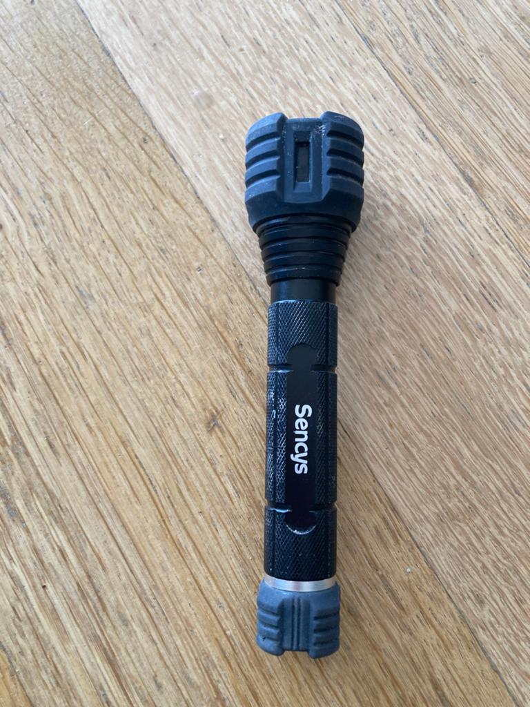Sencys zaklamp - Robuust en krachtig, Ophalen of Verzenden, Zo goed als nieuw, Batterij