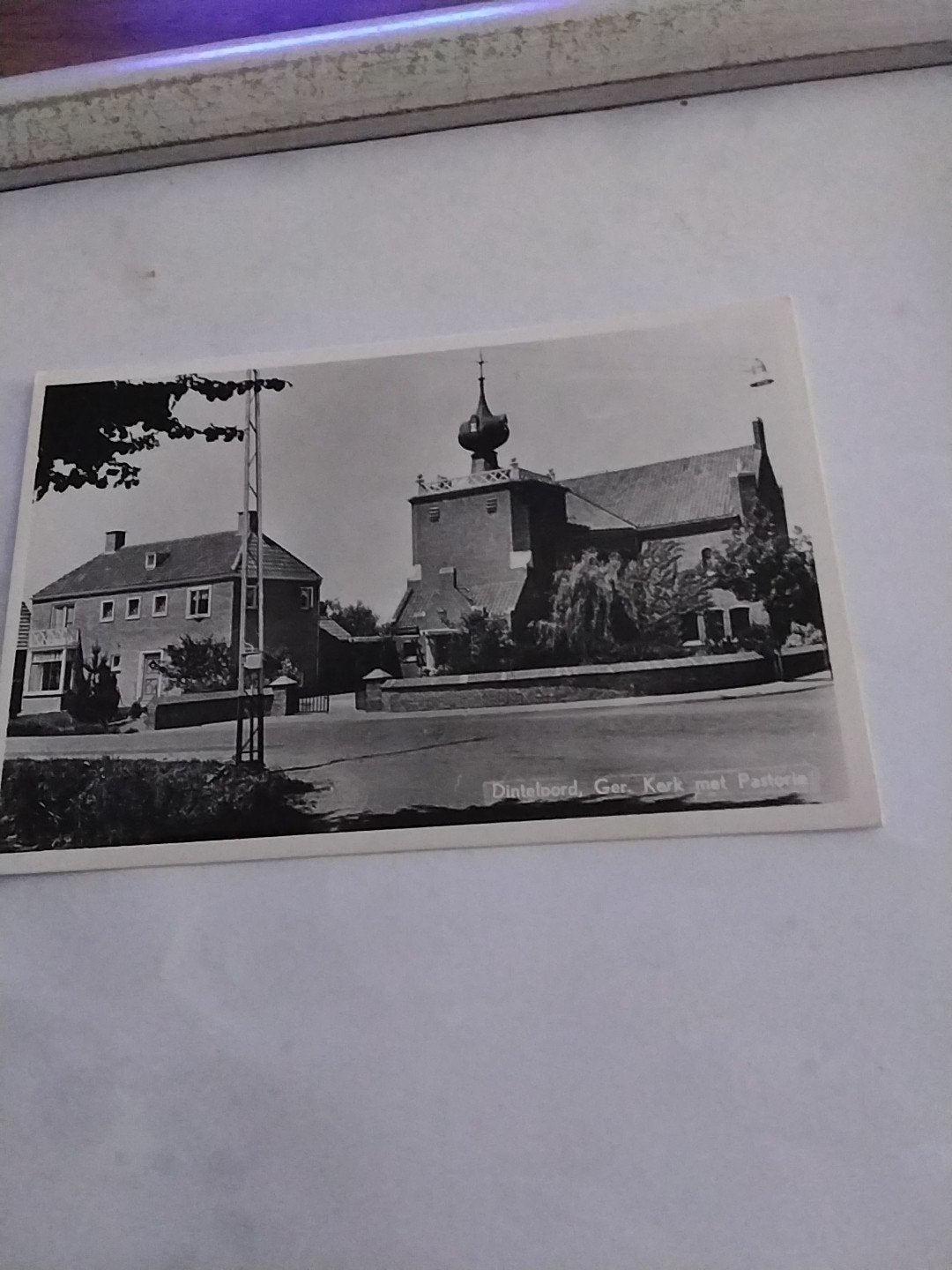 Oude Ansichtkaart Dinteloord: Kerk met Pastorie (Echte Foto), Verzamelen, Ophalen of Verzenden, 1940 tot 1960, Gelopen, Noord-Brabant