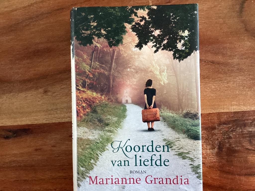 Koorden van liefde, Grandia, Marianne Grandia, Ophalen of Verzenden, Zo goed als nieuw, Nederland