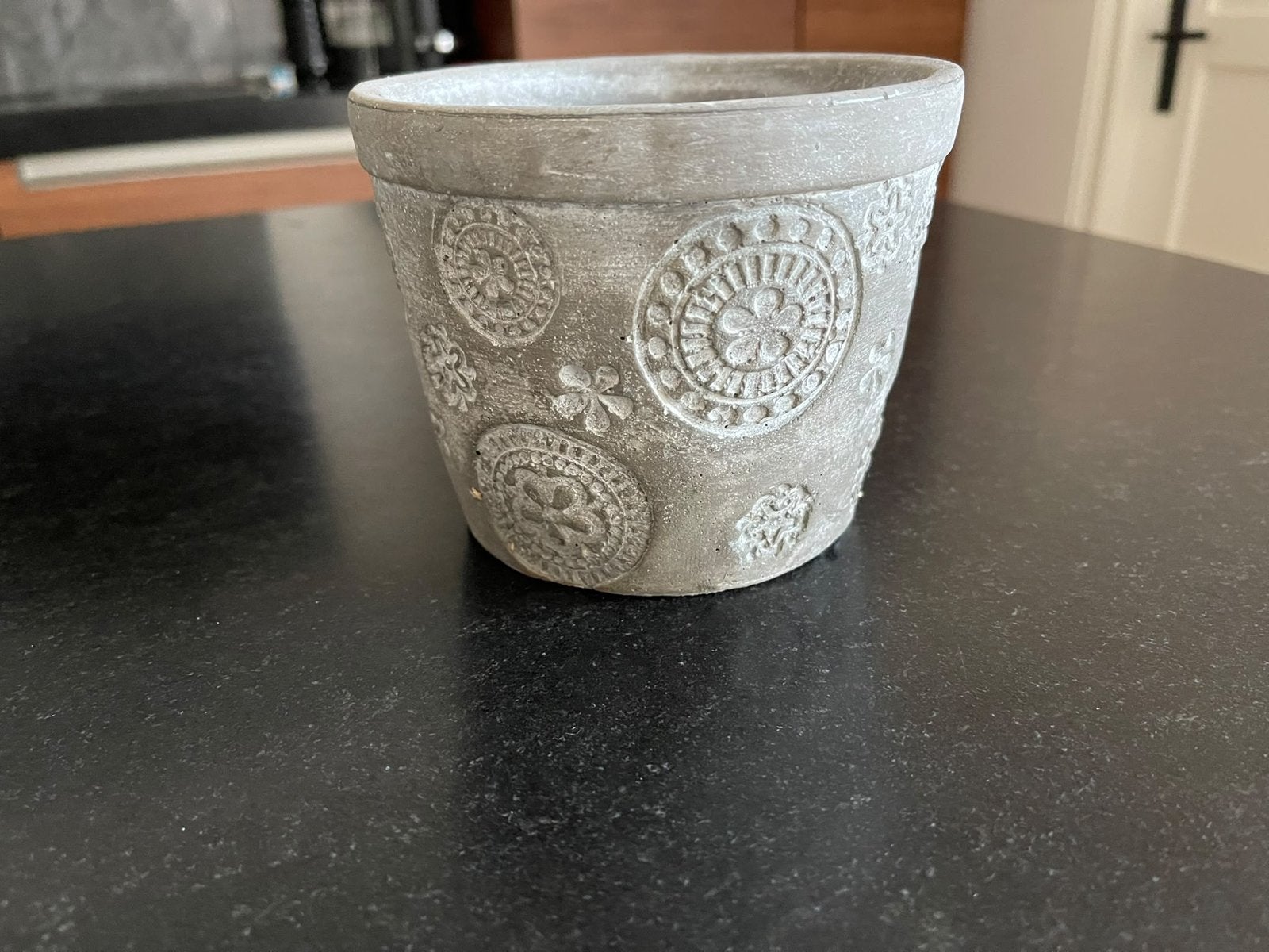 Mooie grijze bloempot met decoratief patroon, Gebruikt, Rond, Binnen, Ophalen of Verzenden